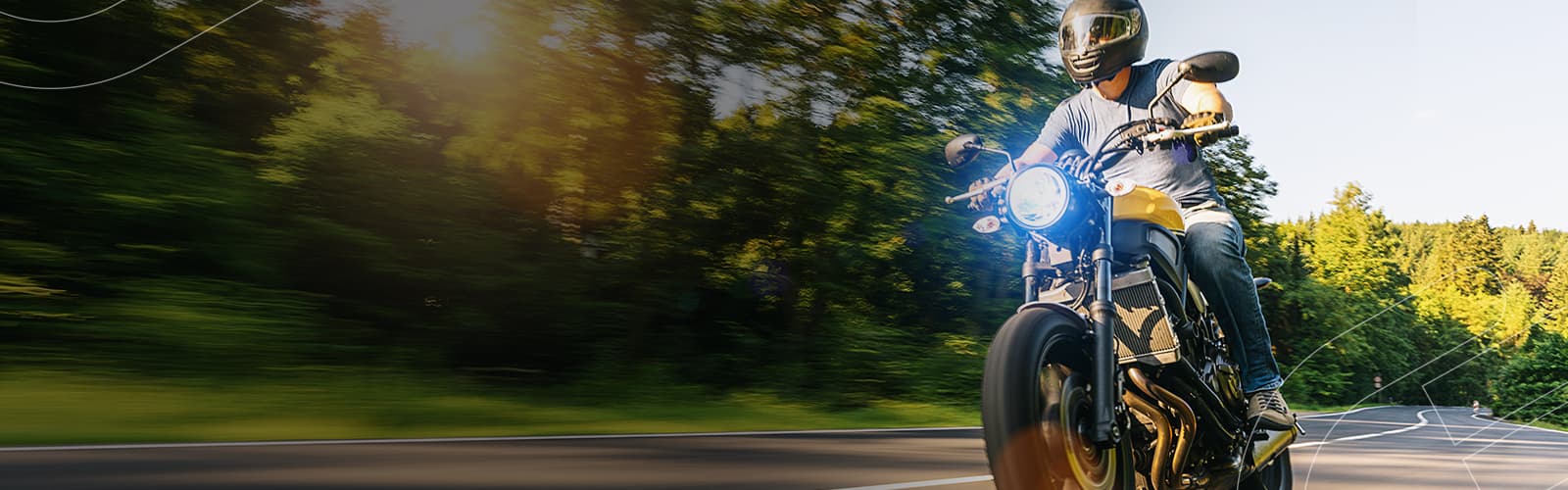 Homem andando de moto em uma estrada