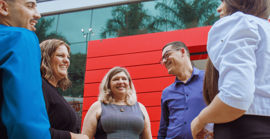 Equipe diversa da Embracon em ambiente externo