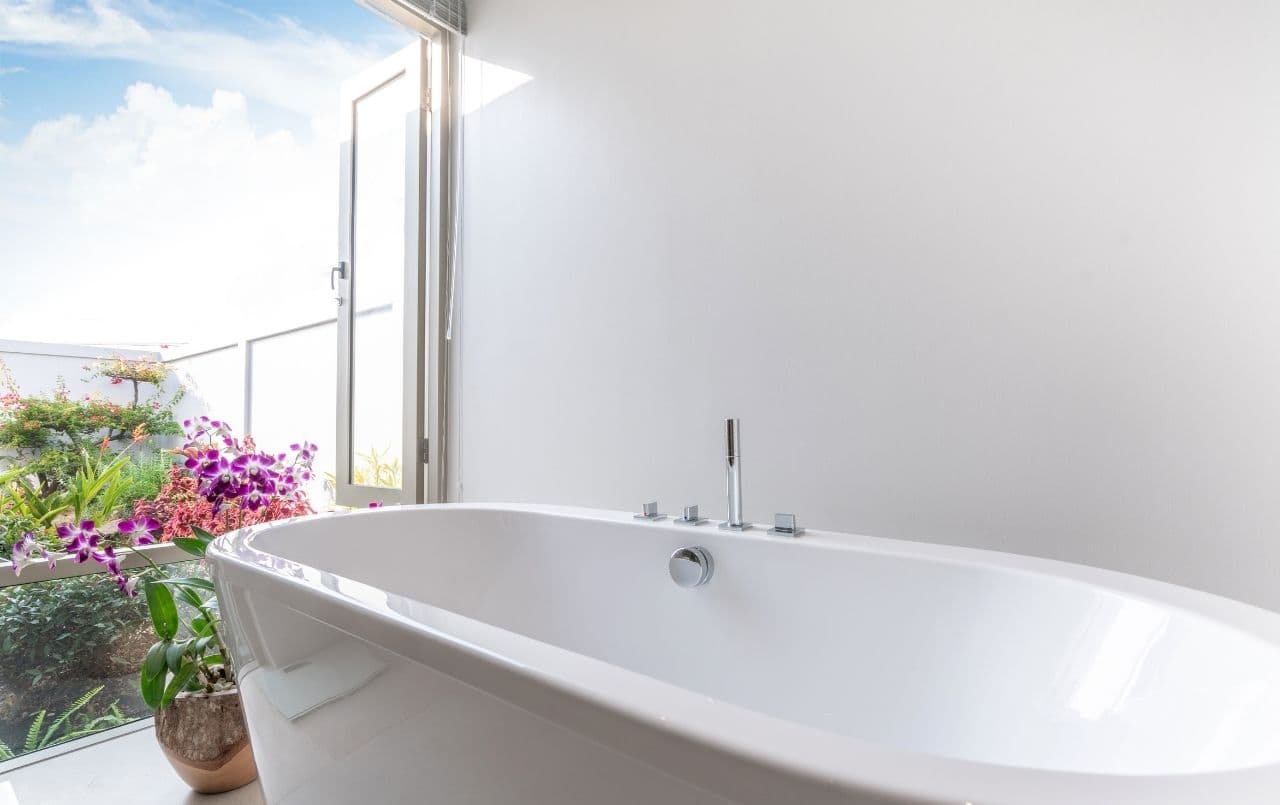 Entenda como é possível ter uma banheira em casa